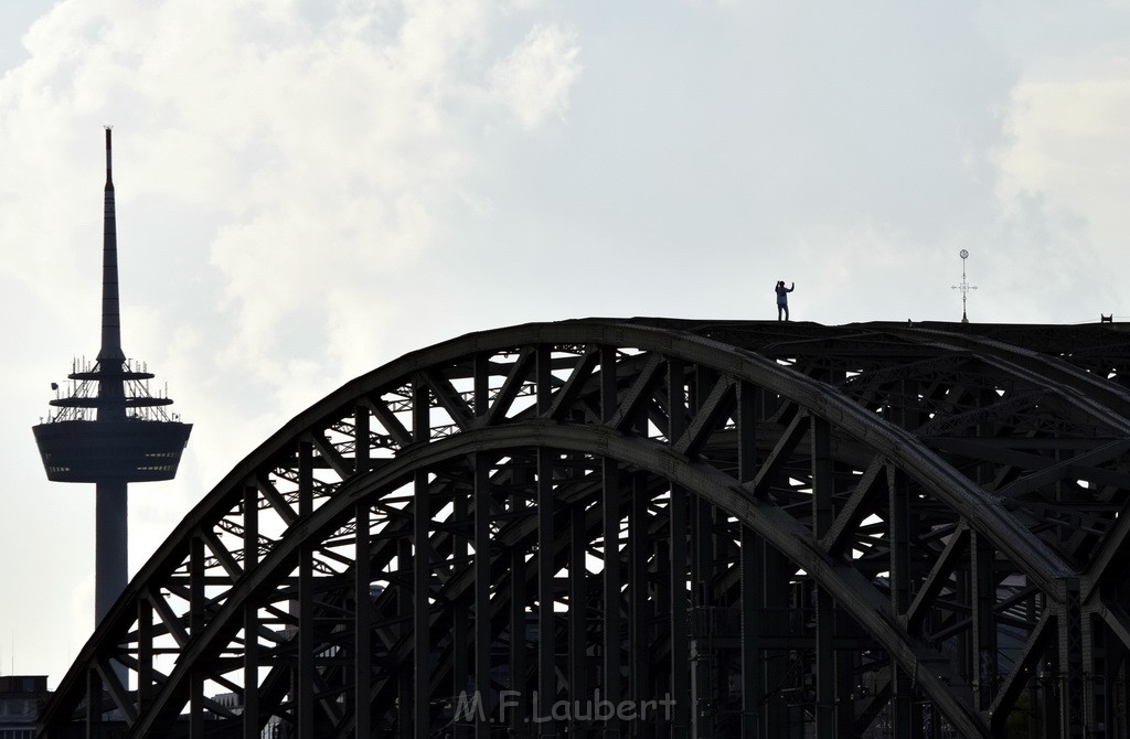 PSpringt kein Suizid Brueckenspringer Koeln Hohenzollernbruecke P127.JPG - Miklos Laubert